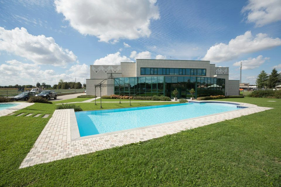 Sede della Almapool SRL - Piscine d'esposizione a sfioro e un lato a cascata, con rivestimento in mosaico e scala romana