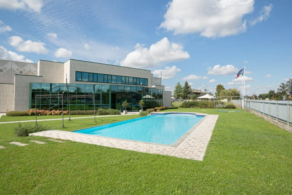 Sede della Almapool SRL - Piscine d'esposizione a sfioro e un lato a cascata, con rivestimento in mosaico e scala romana