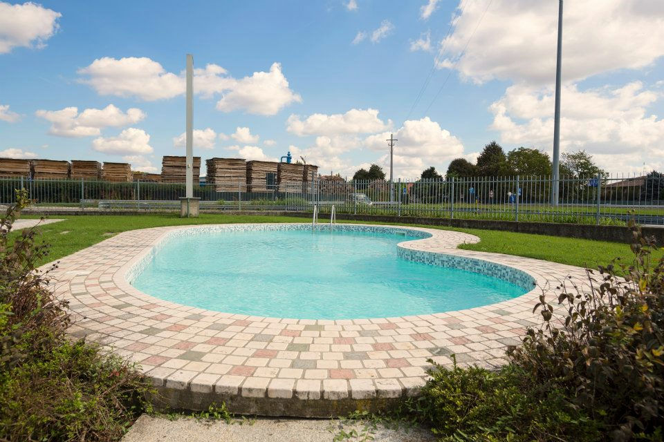 Sede della Almapool SRL - Piscina a skimmer a forma libera con rivestimento in mosaico e PVC