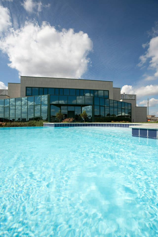 Sede della Almapool SRL - Piscine d'esposizione a sfioro e un lato a cascata, vista uffici Almapool