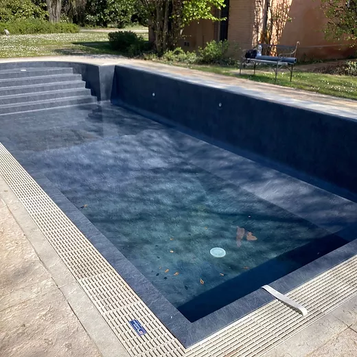 Piscina a sfioro con scala romana, ristrutturata con nuovo rivestimento touch Elegance