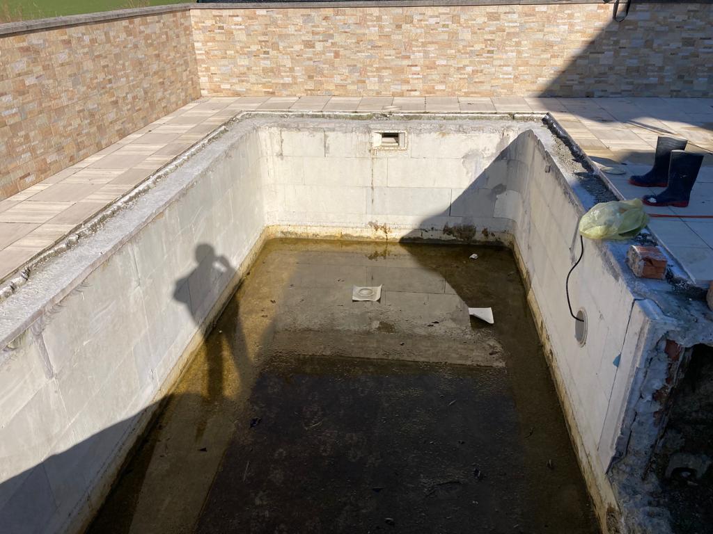 Piscina privata a skimmer - intervento di demolizione scala romana e realizzazione di nuova scala rettangolare