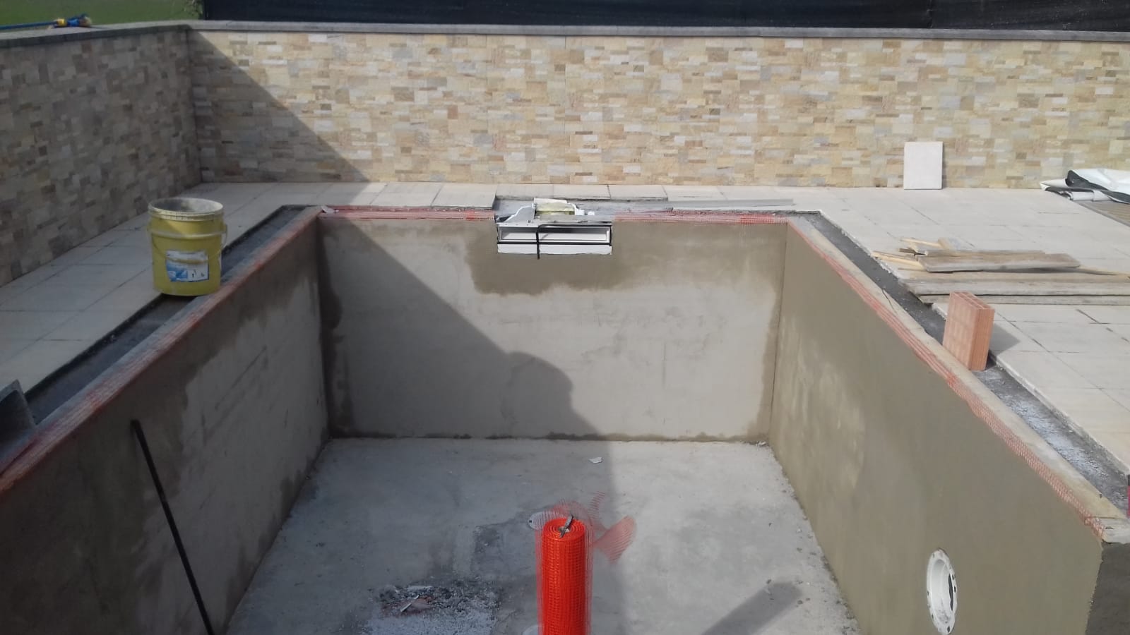 Piscina privata a skimmer - intervento di ristrutturazione e rifacimento rivestimento interno - posa nuovi accessori