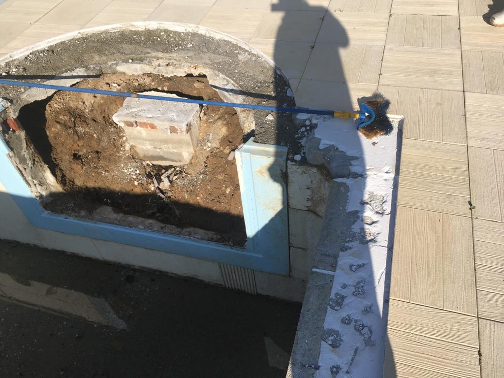 Piscina privata a skimmer - intervento di demolizione scala romana e realizzazione di nuova scala rettangolare, rifacimento rivestimento interno e pavimentazione perimetrale