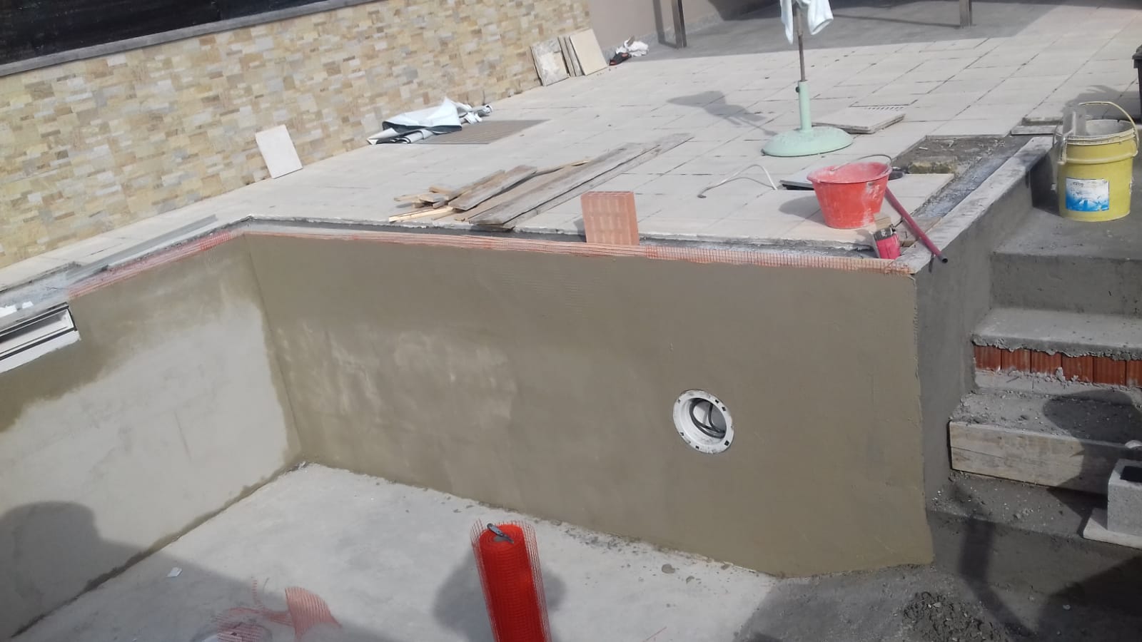 Piscina privata a skimmer - intervento di ristrutturazione e rifacimento rivestimento interno - rasatura pareti